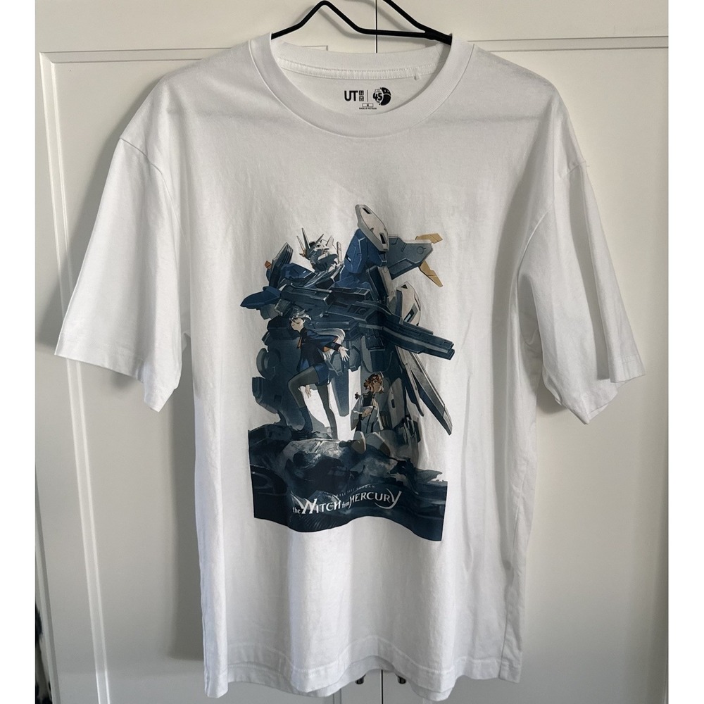 Brand NEW Uniqlo Mobile Suit GUNDAM 45th Anniversary UT Graphic Limited TShirt M